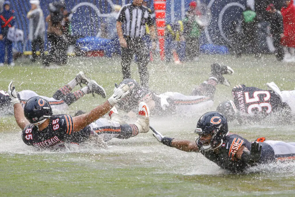 Justin Fields throws 2 TDs, Bears top 49ers 19-10 at rain-soaked